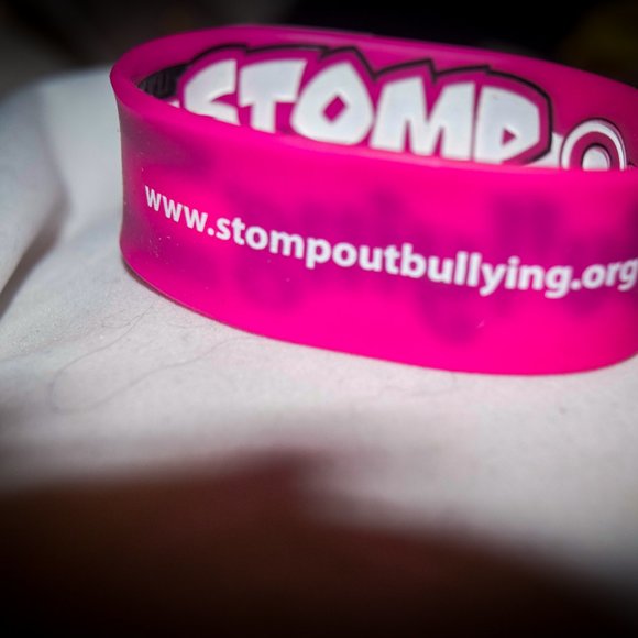 Stomp out bullying pink silicon bracelet - Picture 4 of 4